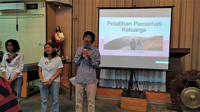 Pak Steven memimpin doa pembukaan-ok0k